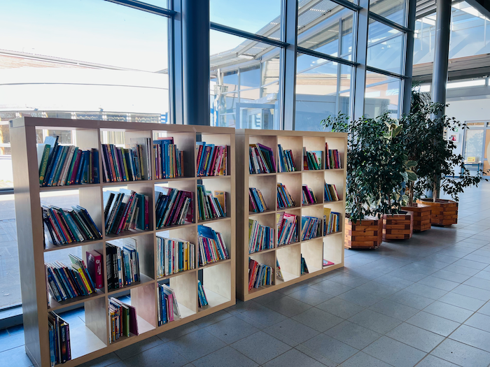 Bücherregal