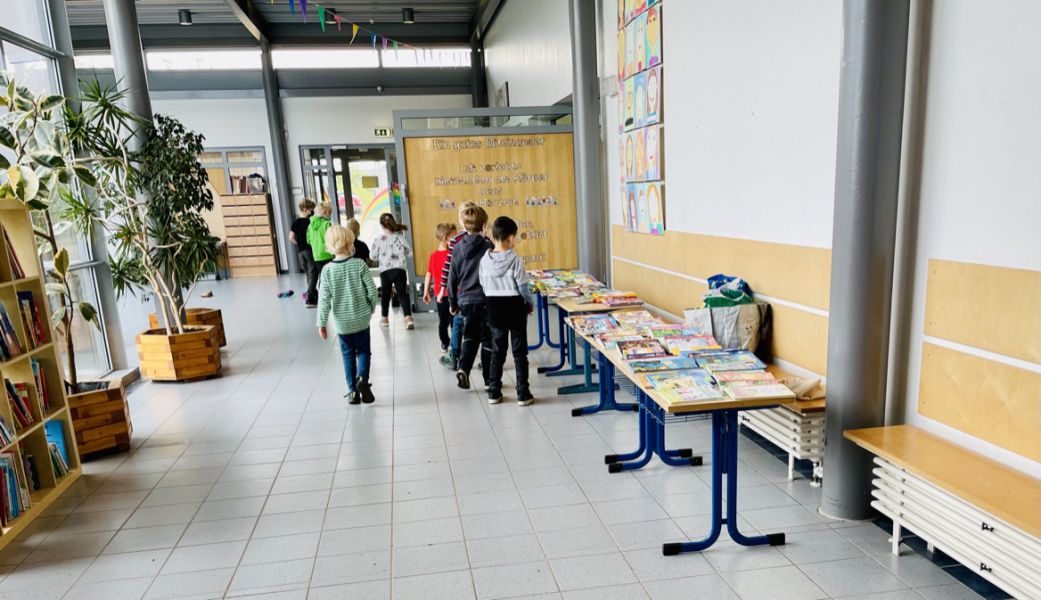 Flur mit Tischen und Wandbildern