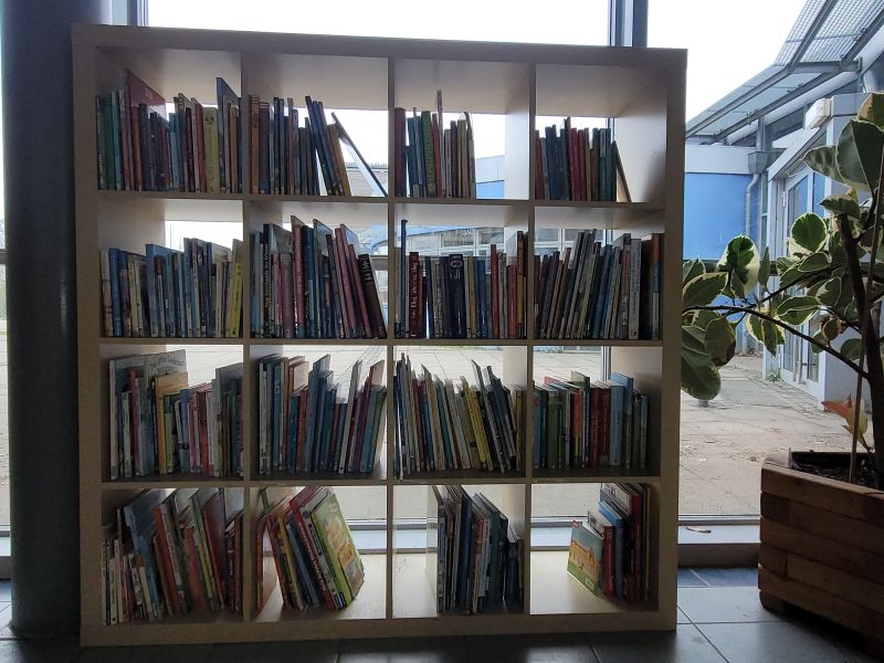 Bücherregal